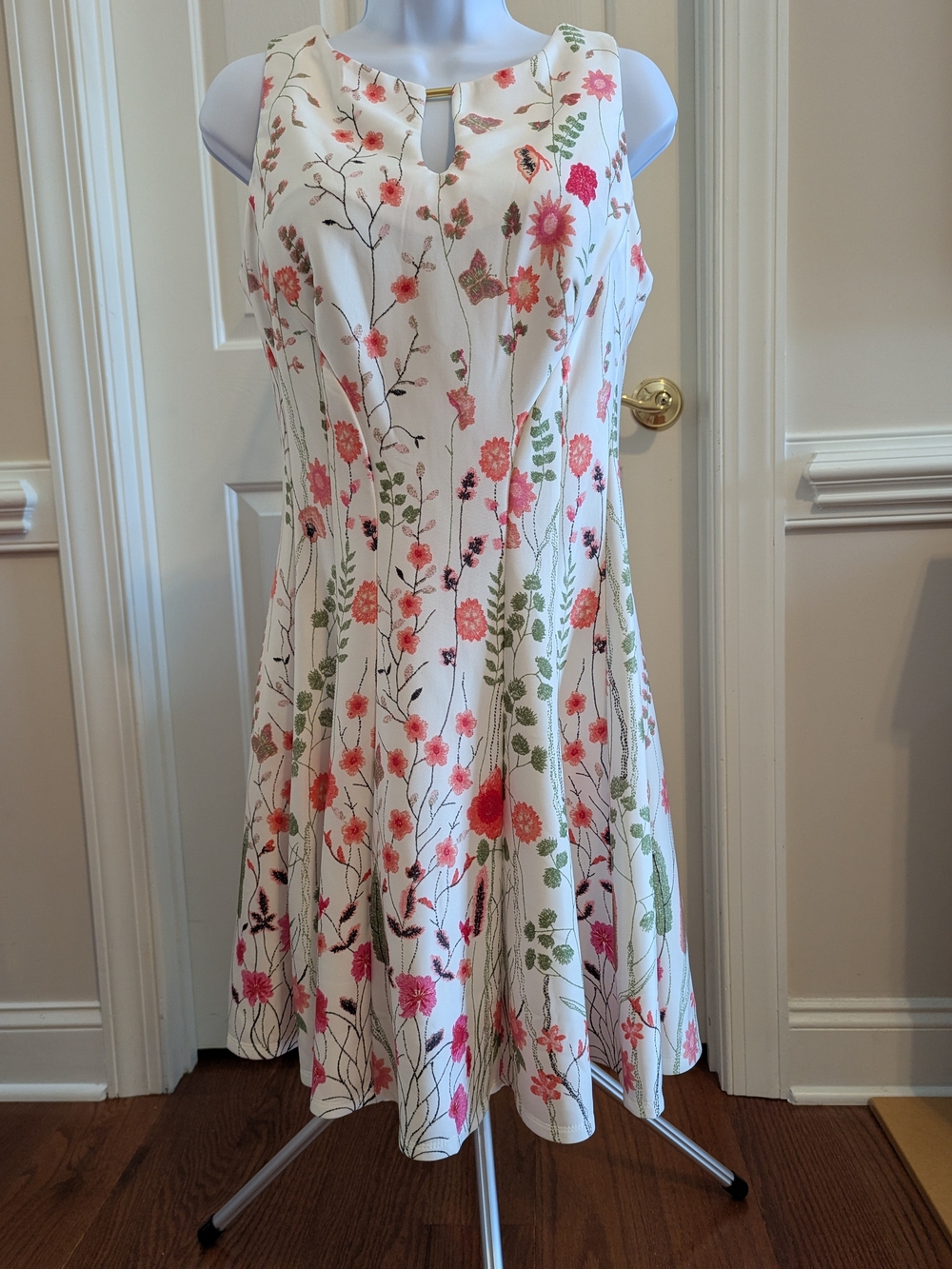 Women's Sleeveless White Floral Dress